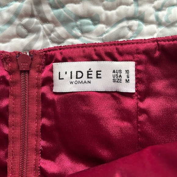 L'IDEE GATSBY COLD-SHOULDER MIDI DRESS in red berry - Picture 8 of 10